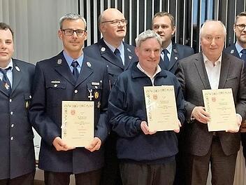 Die geehrten Feuerwehrmänner, links Bürgermeister Johannes Maciejonczyk Foto: p