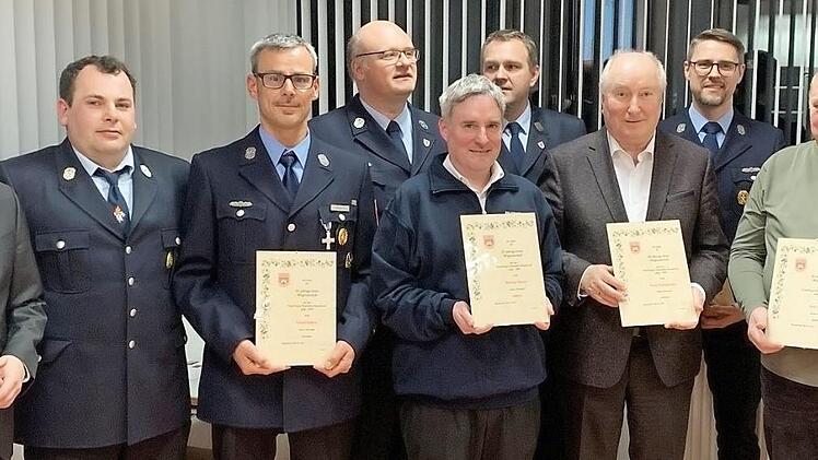 Die geehrten Feuerwehrmänner, links Bürgermeister Johannes Maciejonczyk Foto: p