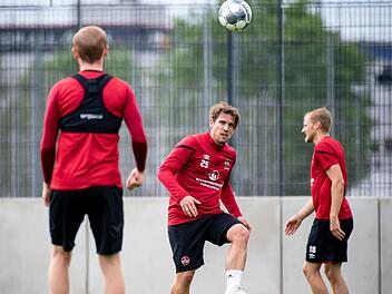Trainingseinheiten in Kleingruppen - so wie hier beim Fußball-Zweitligisten 1. FC Nürnberg - sind im Profibereich schon länger erlaubt, nun gilt das auch für Mannschaftssportarten im Amateurbereich.  Foto: Sportfoto Zink