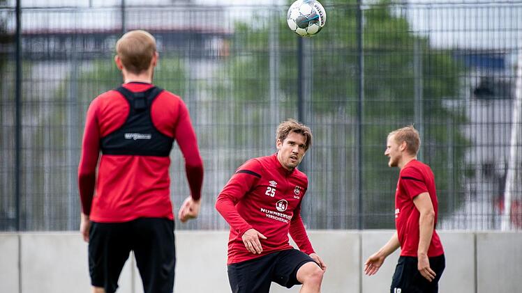 Trainingseinheiten in Kleingruppen - so wie hier beim Fußball-Zweitligisten 1. FC Nürnberg - sind im Profibereich schon länger erlaubt, nun gilt das auch für Mannschaftssportarten im Amateurbereich.  Foto: Sportfoto Zink