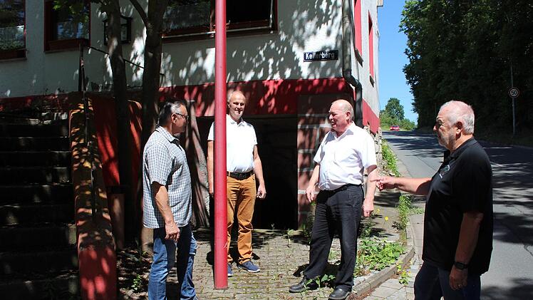 Alfred Badum, Gerald Brehm, Manfred Linsner und Karsten Wiese (von links) diskutieren vor dem Kellereingang, der erhalten bleibt.  Foto: Andreas Dorsch