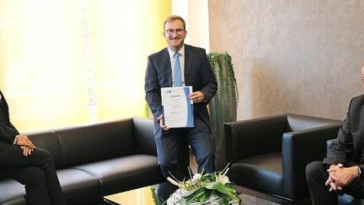 Ausbildungsleiterin Anja Engelmann und Vorstand Hans-Peter Lechner (r.) freuen sich &uuml;ber den guten Abschluss von Dominik Koller. Foto: Andrea Meissner