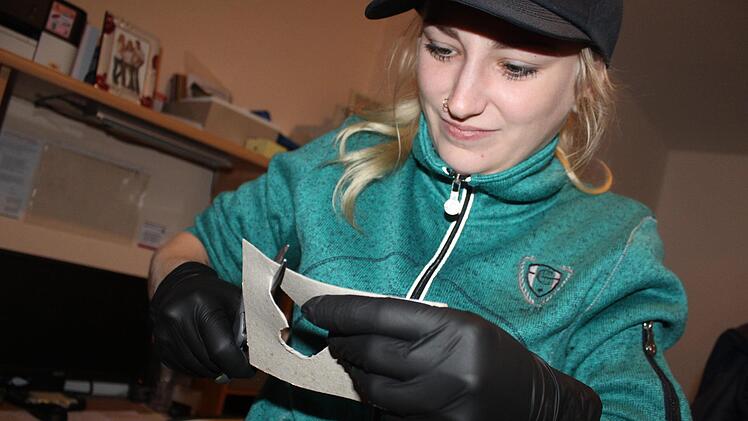 Nein, das ist kein Basteln. Julia Held schneidet Schablonen aus, mittels derer Ornamentik auf einem Teig gebildet werden soll.