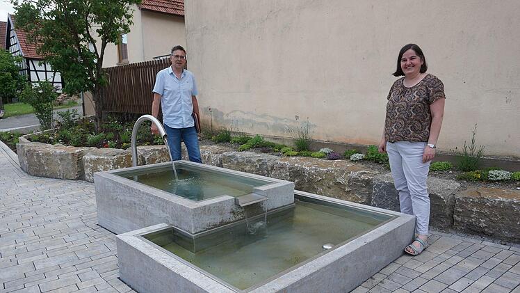 Eine moderne Brunnengestaltung wurde für den mittleren Brunnen in der Salzforststraße, neben der Bushaltestelle gewählt. Bürgermeisterin Sonja Reubelt und Michael Manger vom Amt für ländliche Entwicklung sind mit der Gestaltung sehr zufrieden.