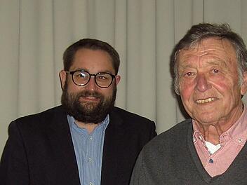 Mit der Ehrennadel in Gold und einer Urkunde wurde Peter Schenkirsch (rechts) für seine 40-jährige Treue zum Obst- und Gartenbauverein Wittershausen vom Kreisvorsitzenden Markus Stockmann ausgezeichnet .