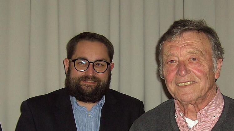 Mit der Ehrennadel in Gold und einer Urkunde wurde Peter Schenkirsch (rechts) für seine 40-jährige Treue zum Obst- und Gartenbauverein Wittershausen vom Kreisvorsitzenden Markus Stockmann ausgezeichnet .