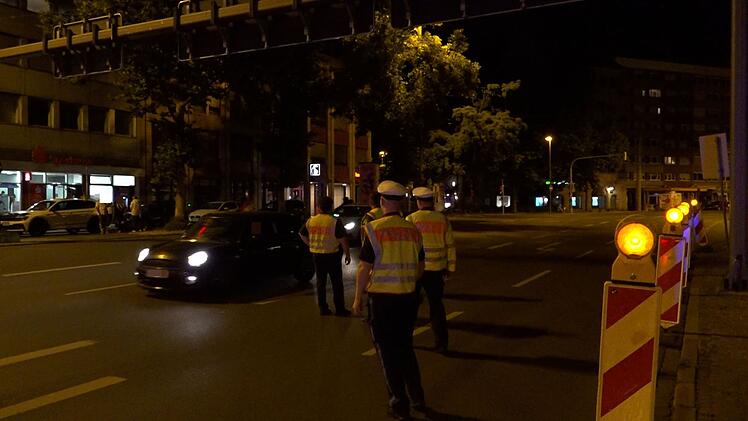 Nürnberg: Nach EM-Spiel - Polizei stoppt hupende Autos am Plärrer