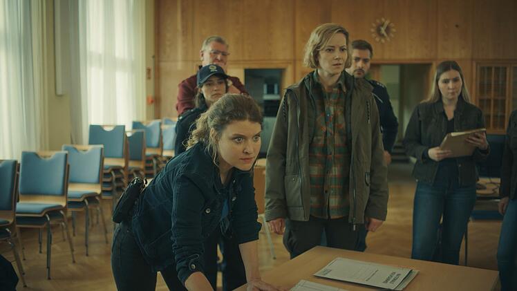 Alle helfen zusammen, um den verschwundenen Kommissar Winkler zu finden. Karina Szabo (Lara Mandoki, links) und Saskia Bergelt (Teresa Weißbach, Mitte) sichten die Ortungsdaten von Winklers Handy in der Nacht seines Verschwindens.