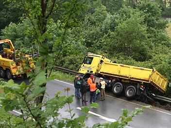 Rund drei Stunden nahm die Bergung des Lkw in Schräglage in Anspruch. Foto: Stefan Johannes
