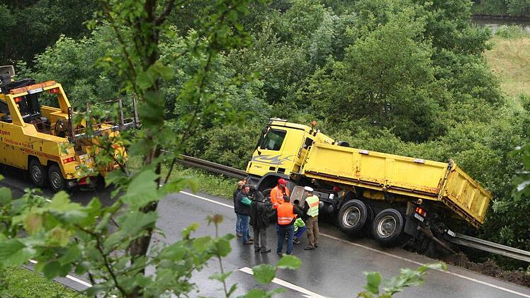 Rund drei Stunden nahm die Bergung des Lkw in Schräglage in Anspruch. Foto: Stefan Johannes