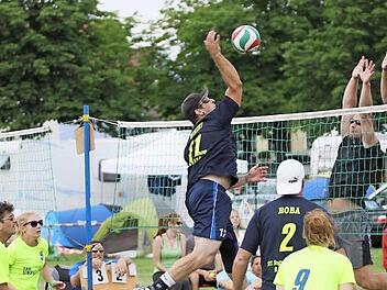 Coole Stimmung und sportliche Herausforderung - so auch bei der 27. Auflage des Regnitzwellencups der Volleyballer Fotos: Helmut Keiling