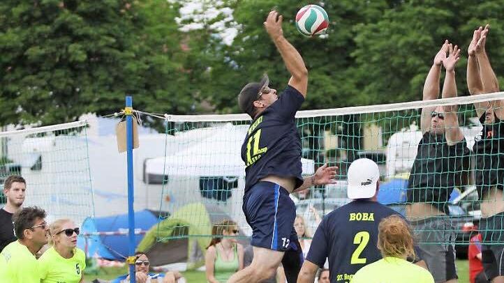 Coole Stimmung und sportliche Herausforderung - so auch bei der 27. Auflage des Regnitzwellencups der Volleyballer Fotos: Helmut Keiling