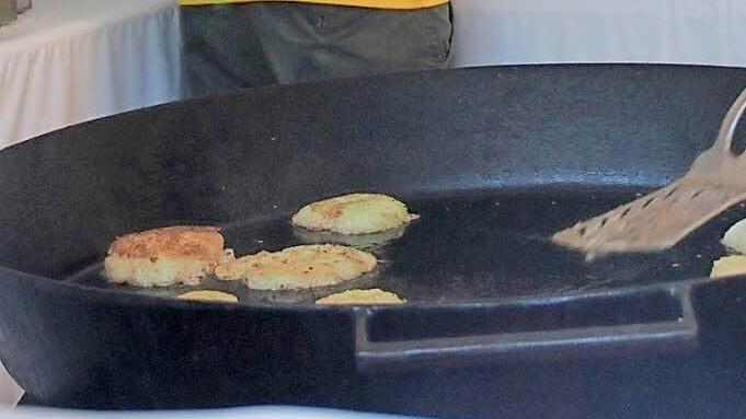 Gebackene Klöß' - wer nicht bis Montag aufs Resteessen warten wollte, konnte sie schon am Sonntag beim Klößmarkt genießen.
