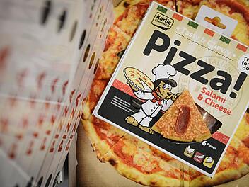 Gibt es tatsächlich: Pizza für Hunde. Foto: David Ebener/dpa