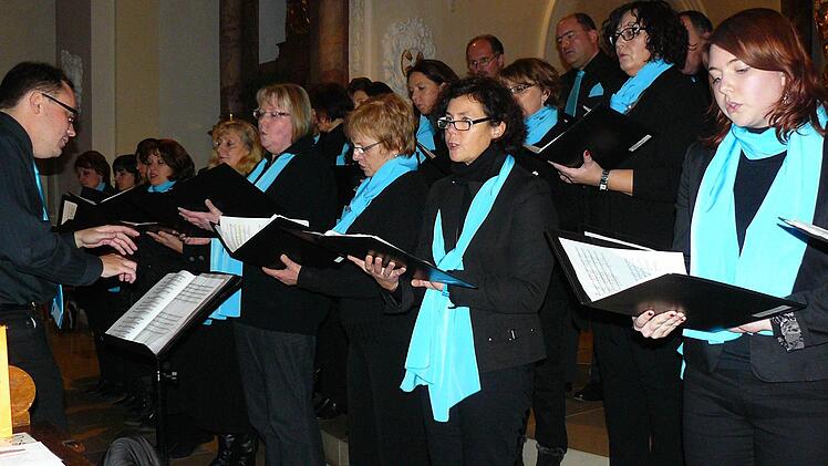 Der Chor "Akustica" um Jörg Schmidt. Foto: Klaus-Peter Wulf