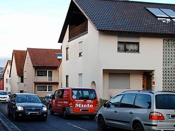 Im Berufsverkehr ist einiges los in der Zahlbacher Ortsdurchfahrt, wie unser Archivbild zeigt. In der Marktgemeinderatssitzung wurde nun wieder über das Tempolimit und damit verbundene Geschwindigkeitsbegrenzungen diskutiert.  Foto: Archiv/ Kathrin Kupka-Hahn
