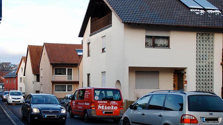 Im Berufsverkehr ist einiges los in der Zahlbacher Ortsdurchfahrt, wie unser Archivbild zeigt. In der Marktgemeinderatssitzung wurde nun wieder über das Tempolimit und damit verbundene Geschwindigkeitsbegrenzungen diskutiert.  Foto: Archiv/ Kathrin Kupka-Hahn