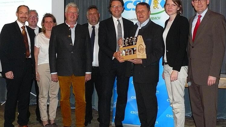 CSU-Kreisvorsitzender Henry Schramm überreichte Generalssekretär Andreas Scheuer eine flüssiges Gastgeschenk. Von links: Jörg Kunstmann, Harald Hübner, Doris Leithner-Bisani, MdL Ludwig Freiherr von Lerchenfeld, Gerhard Schneider, Andreas Scheuer, Henry Schramm, Bundestagsabgeordnete Emmi Zeulner und Wolfram Brehm. Foto: Klaus-Peter Wulf