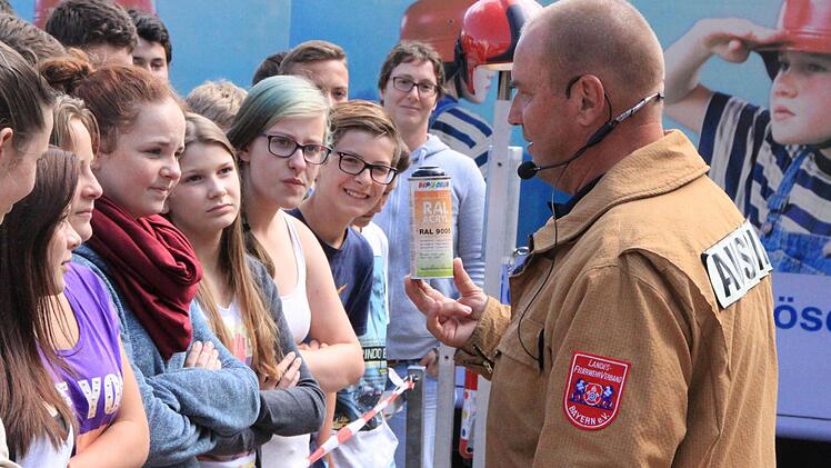 Thomas Walther vom Landesfeuerwehrverband Bayern bildete die Stafelsteiner Realschüler in Theorie und Praxis realitätsnah aus. Unter anderem demonstrierte er, was passiert, wenn eine Spraydose in einem aufgeheizten Auto explodieren würde. Foto: Matthias Einwag