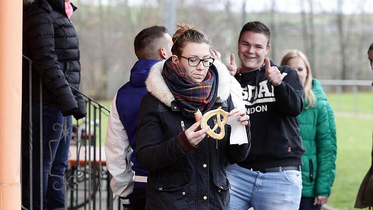 Melissa stärkt sich vor dem Spiel mit Wurst und Breze.