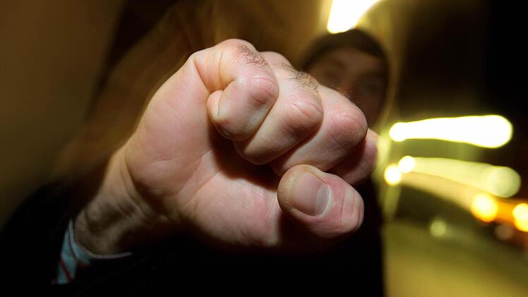 Dies ist ein gestelltes Foto eines Angriffs mit der Faust; bei einer Auseinandersetzung vor einer Knetzgauer Disco im Jahr 2014 schlug ein Türsteher einen 25-Jährigen so brutal nieder, dass das Opfer zwei Wochen lang im Koma lag. Foto: Karl-Josef Hildenbrand/dpa