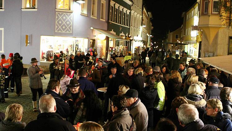 Die Einzelhändler organisieren Highlights in der Fußgängerzone - zum Beispiel den beliebten Lichterglanz. Foto: Thomas Dill