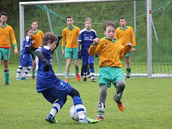 Spielmacher Elias Schneider lässt einen Abwehrspieler der JFG Sinn-/Schondratal aussteigen, im Hintergrund beobachten Elias Pump und Lukas Greinwald die Situation. Foto: Gerald Betz