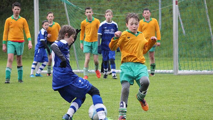 Spielmacher Elias Schneider lässt einen Abwehrspieler der JFG Sinn-/Schondratal aussteigen, im Hintergrund beobachten Elias Pump und Lukas Greinwald die Situation. Foto: Gerald Betz