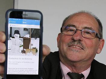 Manfred Gerlach, Vorstand des landkreiseigenen Kommunalunternehmens, zeigt eine Seite der Abfall-App. Foto: Ralf Ruppert