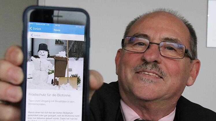 Manfred Gerlach, Vorstand des landkreiseigenen Kommunalunternehmens, zeigt eine Seite der Abfall-App. Foto: Ralf Ruppert