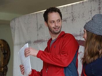 Tim Engemann und Anna-Lisa Finke vom Ensemble Radiks spielen die beiden Schüler Alex und Jeanette. Foto: Arkadius Guzy