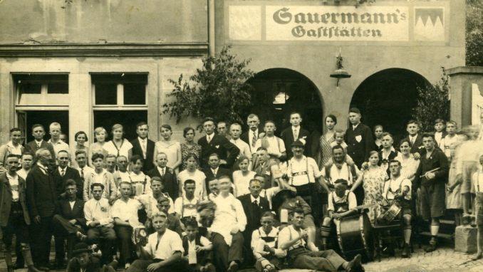 Blaicher Kerwa vor dem Krieg - Bild aus Jahr 1930 vor Sauermanns Gaststätten. Foto: Stadtarchiv
