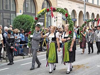 Beim Festzug durch München zur Wiesn wurde Landeskönigin LP Sarah Lipfert von ihren Eltern Ute und Heiko begleitet. Foto: Frank Ziener