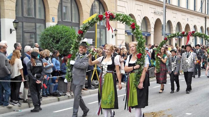 Beim Festzug durch München zur Wiesn wurde Landeskönigin LP Sarah Lipfert von ihren Eltern Ute und Heiko begleitet. Foto: Frank Ziener