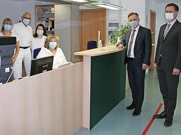 Prof. Friedrich Hennig (Zweiter von links) mit seinen Mitarbeitern, Landrat Alexander Tritthart (Zweiter von rechts) und Geschäftsführer des MVZ, Thomas Meuter, in den Praxisräumen. Foto: Niklas Schmitt