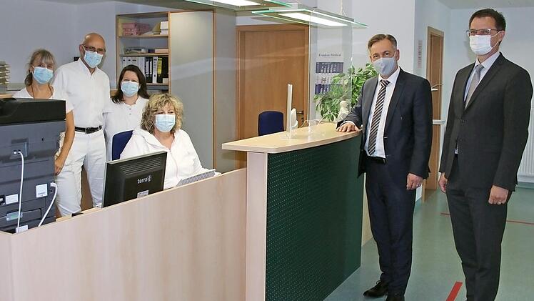 Prof. Friedrich Hennig (Zweiter von links) mit seinen Mitarbeitern, Landrat Alexander Tritthart (Zweiter von rechts) und Geschäftsführer des MVZ, Thomas Meuter, in den Praxisräumen. Foto: Niklas Schmitt