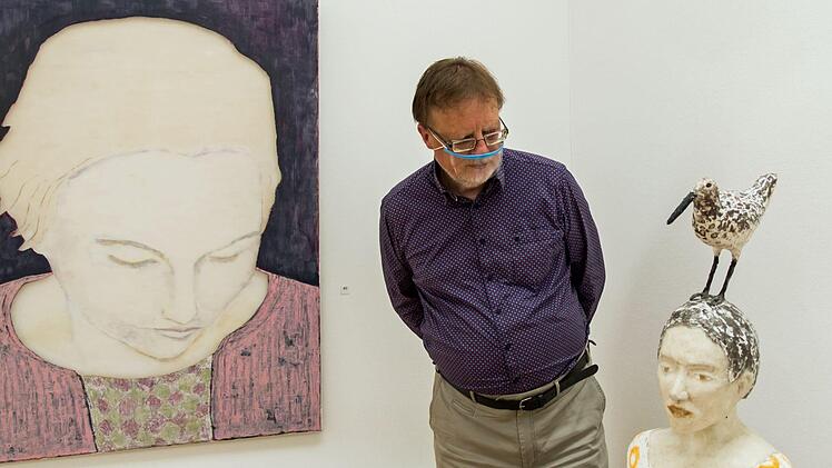 Reinhard Heinritz, stellvertretender Vorsitzender des Kunstvereins Coburg, betrachtet Objekte der aktuellen Ausstellung mit Werken von Sue Hayward, die noch bis 16. August zu sehen ist.Foto: Jochen Berger