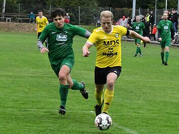 Doppelte Führung: Das Laufduell gegen den Unterspiesheimer Johannes Brendler geht wie das Spiel auch an Sebastian Gah (rechts) und den FC Thulba. Foto: Hopf