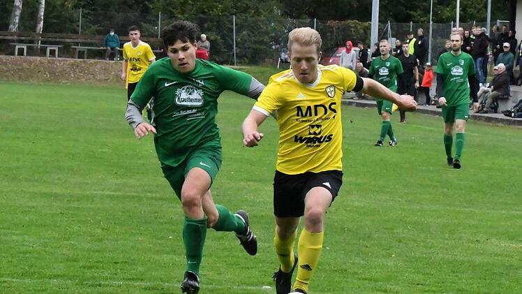 Doppelte Führung: Das Laufduell gegen den Unterspiesheimer Johannes Brendler geht wie das Spiel auch an Sebastian Gah (rechts) und den FC Thulba. Foto: Hopf