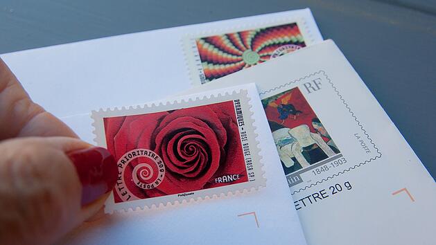 Post kann ganz einfach von zu Hause aus frankiert werden - mithilfe einer App und eines Kugelschreibers.