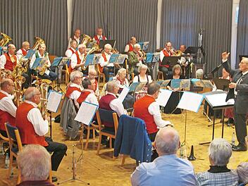 Das Senioren-Blasorchester ist in Bayern einzigartig. Unter dem Dirigat von Erhard Rada (r.) legten die „Oldies“ ein gefeiertes Weihnachtskonzert an der Musikakademie auf.