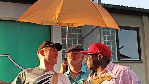 Gitarrist Stefan Kratovil (links) und Sänger Larry Rayford (rechts) bei einem früheren Konzert im alten „TECnet Zentrum“ in Burkersdorf gut beschirmt von einem Fan