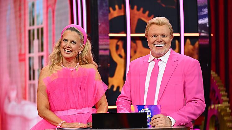 Barbie und Ken bei RTL: Barbara Sch&ouml;neberger und Stefan Raab warfen sich in "Wer wei&szlig; wie wann was war?" in auff&auml;lligen Zwirn.