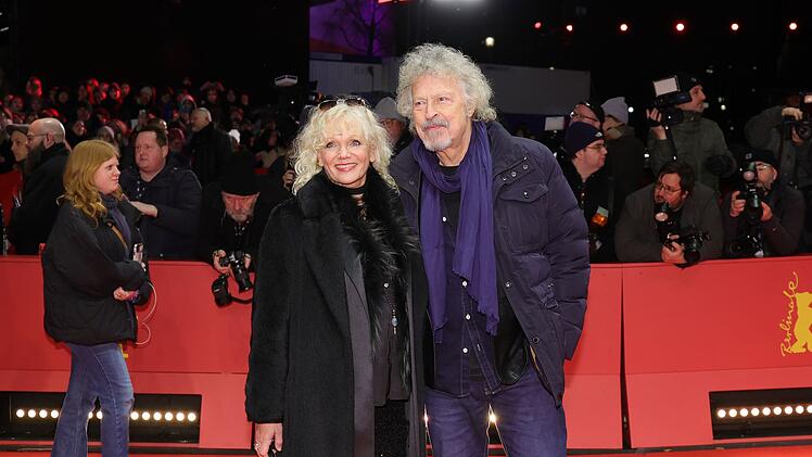 S&auml;nger Wolfgang Niedecken erscheint auf dem Roten Teppich mit seiner Ehefrau Tina Golemiewski: Das Paar ist seit &uuml;ber 30 Jahren verheiratet.