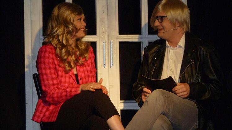 Mit langen blonden Haaren spielt Marina im Stück "Der Club der Teufelinnen".