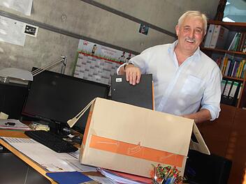 Mit Sack und Pack: Reiner Bum räumt sein Büro in der Realschule in Höchstadt aus. Heute ist sein letzter Tag als Schulleiter.  Foto: Sabine Herteux