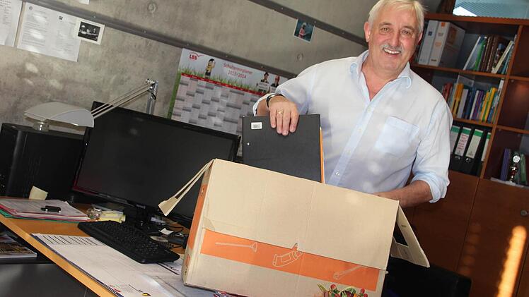 Mit Sack und Pack: Reiner Bum räumt sein Büro in der Realschule in Höchstadt aus. Heute ist sein letzter Tag als Schulleiter.  Foto: Sabine Herteux