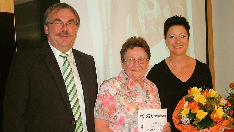 Seit 60 Jahren ist Erika Kraus (Bildmitte) bereits Mitglied beim RV Adler Sand. Für diese Vereinstreue wurde sie von Bürgermeister Bernhard Ruß und der Vereinsvorsitzenden Antonie Bergmann ganz besonders geehrt.