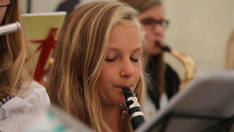 Die gemeinsame Bläserklasse aus Ober- und Untererthal spielte im Festzelt auf.