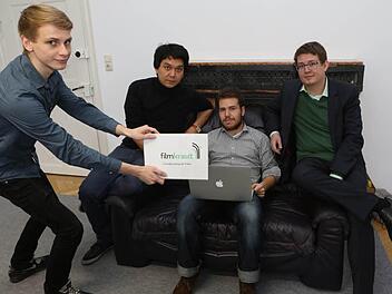 Klappe, die Erste: Die "Filmkraut"-Gründer (von rechts) Andy Sydow, Tim Menapace und Aeneas Wilkening sowie Marvin Röhm (links) fiebern dem Start ihres ersten Crowd-finanzierten Films entgegen. Foto: Barbara Herbst